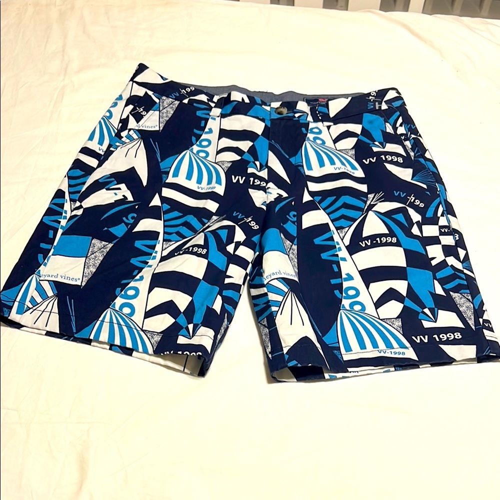 NEW Vineyard vines men Vibrant Blue and White Patterned Shorts
